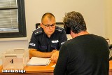 KRYMINALNY CZWARTEK. 53-latek z Trzciela był poszukiwany 10 listami gończymi, miał trafić do więzienia na 10 lat. Ukrywał się, az w końcu...