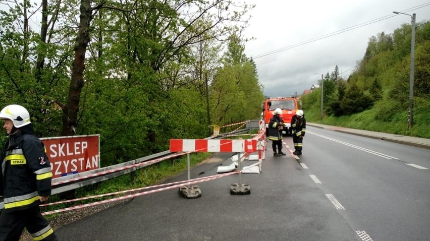 Podhale. Rzeka w Bielance podmyła drogę. Zrobiło się małe osuwisko [ZDJĘCIA]