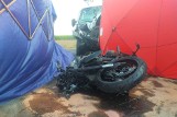 Tragiczny wypadek pod Krotoszynem. Motocyklista zderzył się z samochodem dostawczym. Zginęły dwie osoby