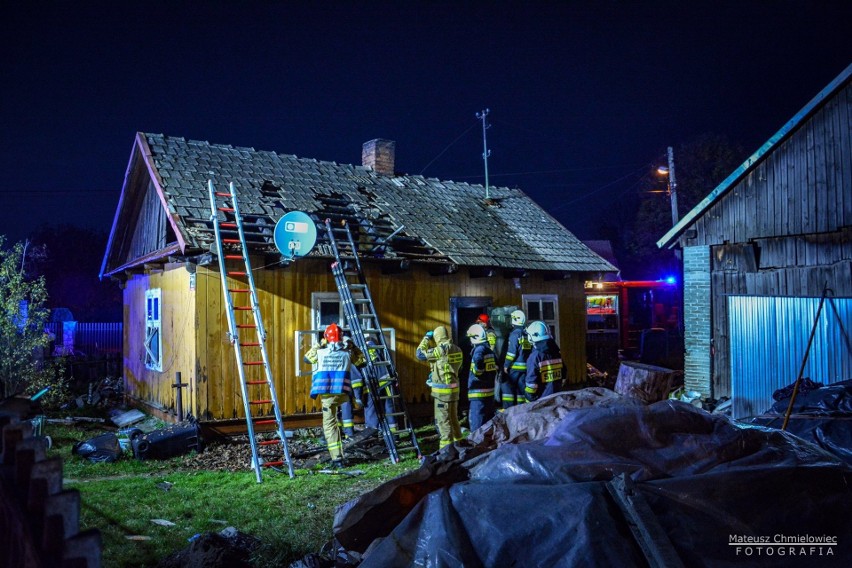 Pożar domu w Grębowie. Poszkodowany starszy mężczyzna z oparzeniami przetransportowany został do szpitala