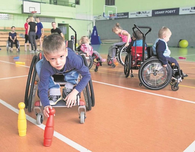 Maluchy pod okiem instruktorów bawią się i ćwiczą