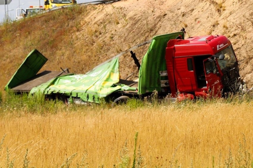 Wypadek na S8 pod Łodzią! Ciężarówka spadła z nasypu! Są utrudnienia. ZDJĘCIA