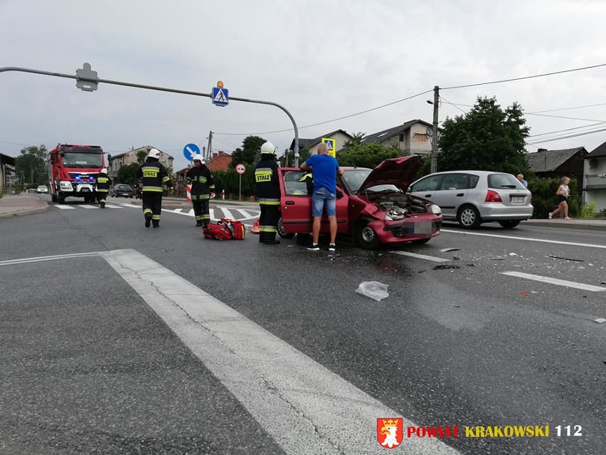 Wypadek w Przegini na drodze krajowej nr 94. Ranną osobą zajęli się ratownicy z pogotowia 