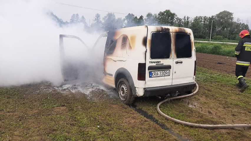 Pożar samochodu w Raciborowicach w gminie Michałowice