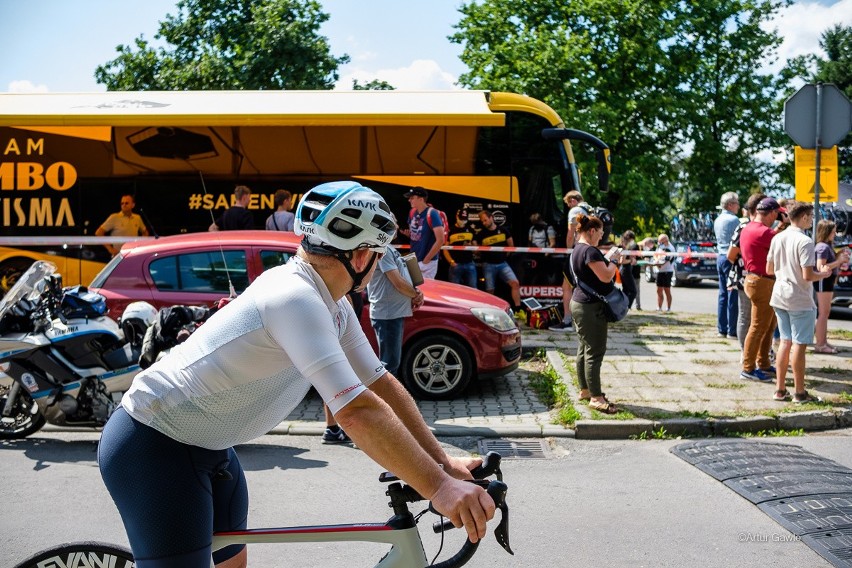 Tour de Pologne w Tarnowie. Peleton kolarski wystartował w Mościcach na etap do Bukowiny Tatrzańskiej [ZDJĘCIA]