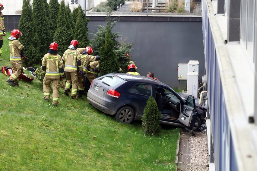 (21.03.2024) Samochód osobowy rozbił się o ścianę Domaru....