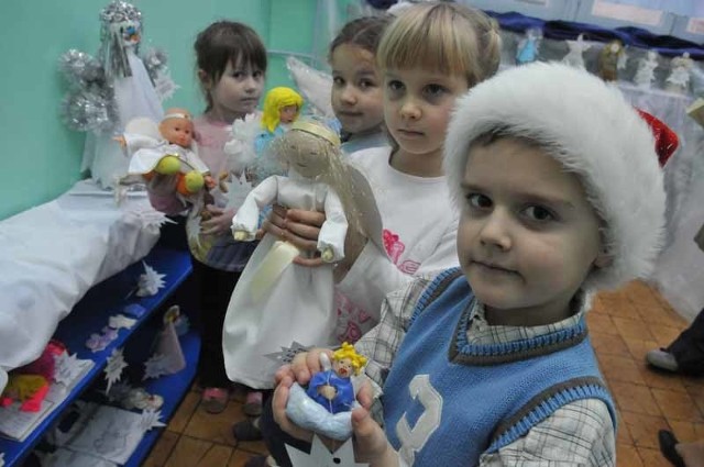 - Przygotowanie aniołków to była świetna zabawa - przyznają Mikołaj, Wiktoria, Nikola i Julka. - Szczególnie, że pomagali nam rodzice.