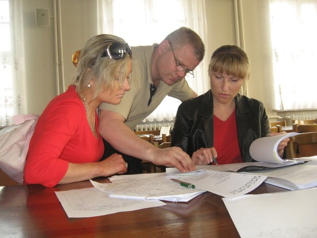 Katarzyna Kołupajło (z prawej), kierowniczka referatu inwestycji, tłumaczyła Agnieszce i Zbigniewowi Zielińskim z ul. Podwale na czym będzie polegał remont murów.