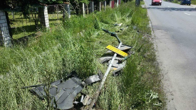 Na ulicy Majora Dobrzańskiego-Hubala opel wbił się w latarnię