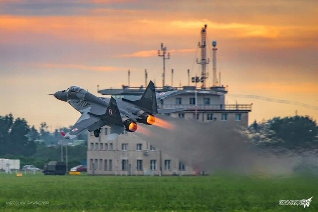 Podmalborskie lotnisko jest "domem" myśliwców MiG-29. Cała wycieczka będzie "się kręciła" wokół tych samolotów.