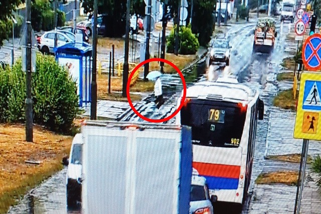 Policjanci po raz kolejny monitorowali zachowania pieszych i kierowców, wykorzystując Mobilne Centrum Monitoringu, przy jego pomocy zatrzymując tych, którzy łamali przepisy ruchu drogowego. W ciągu dwóch godzin ujawnili siedem wykroczeń. Więcej zdjęć i informacji >>>Tak świętowano oddanie do użytku Starego Rynku w Bydgoszczy: