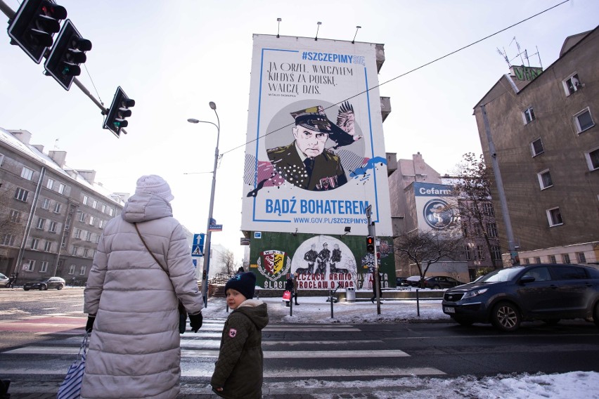 Żołnierz AK na muralu promuje szczepienia przeciwko COVID