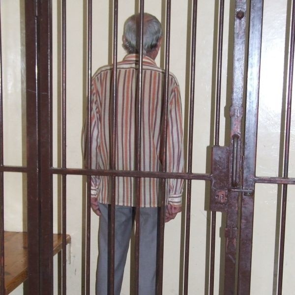 68-letni mężczyzna na razie przebywa w mieleckim areszcie. Jest przesłuchiwany przez policję i prokuraturę.