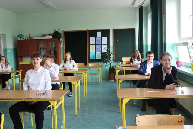 We wtorek ósmoklasiści w przysuskiej "Dwójce" zasiedli do egzaminu z języka polskiego.