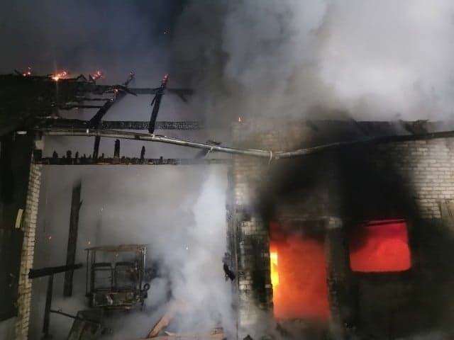 Pożar w Stojanowicach w gminie Bejsce. Strażacy wynieśli z domu zwęglone zwłoki