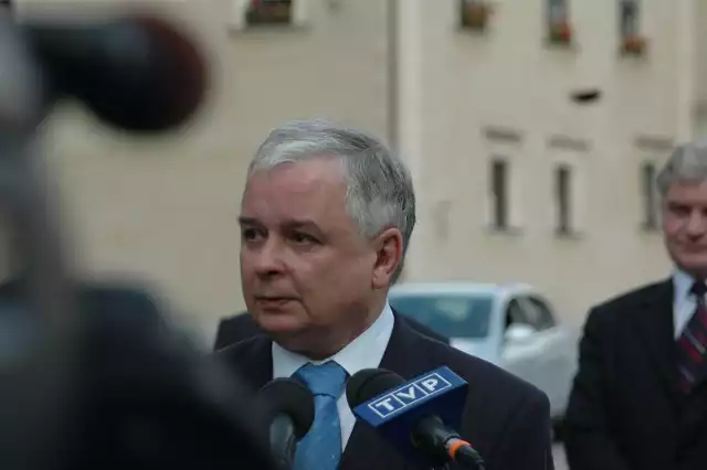 12.05 2008 krakow prezydent rp lech kaczynski  odwiedzil katedre na wawelu i z okazji rocznicy smierci marszal jozef pilsudski, zlozyl kwiaty w krypcie, a nastepnie poczestunkiem - cytrynowiec, truskawki, napoje ugoscil proboszcz parafii ks. pralatsochacki kard. dziwisz otrzymal od prezydenta pioro. ..kaczynski lech - prezydent rp fot. adam wojnar gazeta krakowska