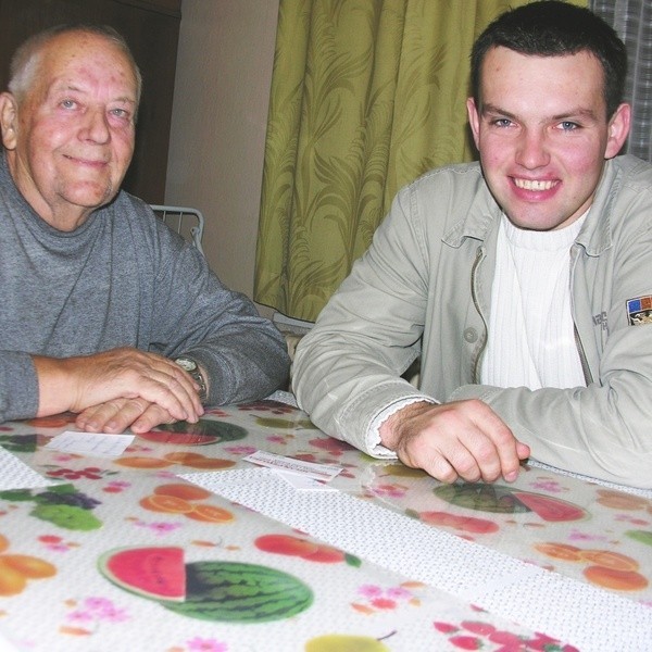 Zdenek Bialý (z lewej) od 12 lat, codziennie o siódmej rano pije kawę ze swoim polskim znajomym Piotrem Kukuczką.