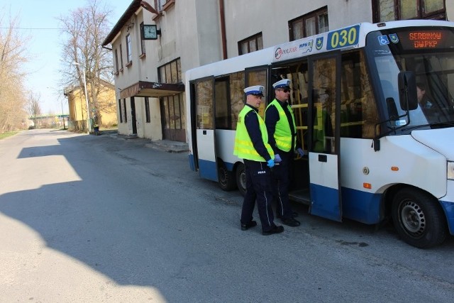 554 kierowców i 42 pasażerów skontrolowali policjanci z Tarnobrzega w związku z walką z koronawirusem. Kontrole przeprowadzono na drogach w powiecie tarnobrzeskim.