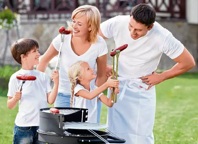 Biesiady przy grillu to sposób na rodzinną majówkę. Królują kiełbaski, steki, a nawet kaszanka.