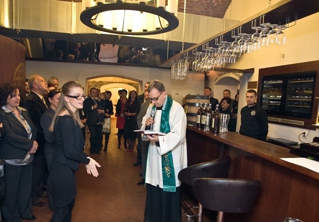 Oficjalne otwarcie hotelu: Karolina Cetera i ksiądz Jerzy Urbański, proboszcz parafii Najświętszego Serca Jezusowego w Słupsku, na terenie której zlokalizowany jest hotel et Cetera.