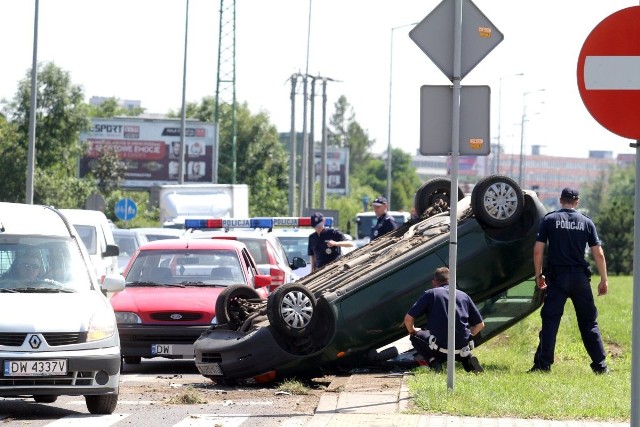 Wypadek na Klecińskiej, dachowanie, 21.07.2016