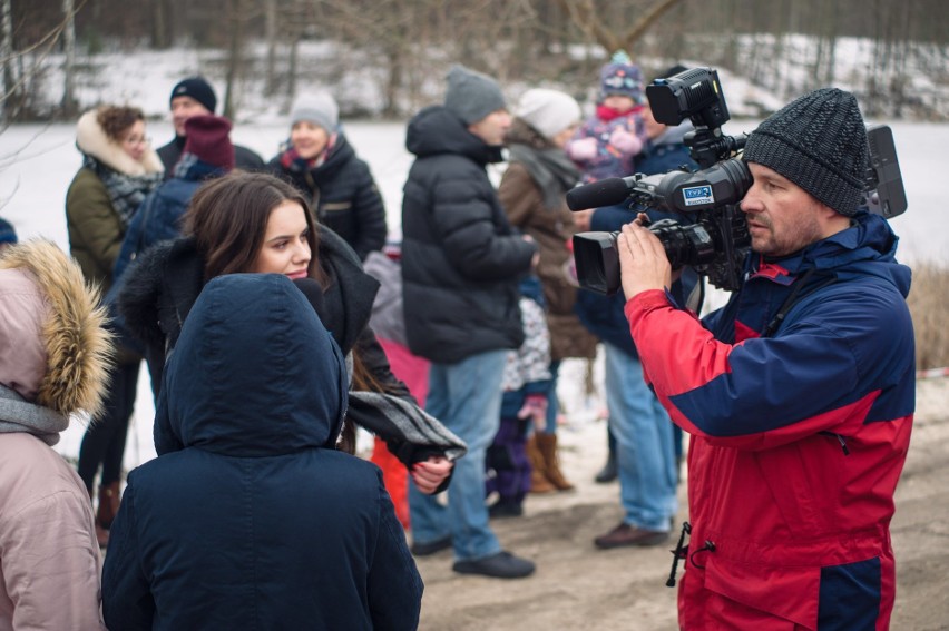 Charytatywne morsowanie w Szepietowie. Społeczność morsów zebrała ponad 20 tys. zł dla trzynastolatki z nowotworem mózgu (zdjęcia)