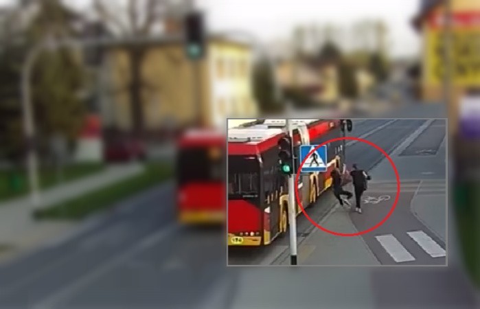 Czechowice: Wygłupy nastolatek mogły skończyć się tragedią. Dziewczyna omal nie wpadła pod autobus. Wszystko nagrał monitoring SM WIDEO