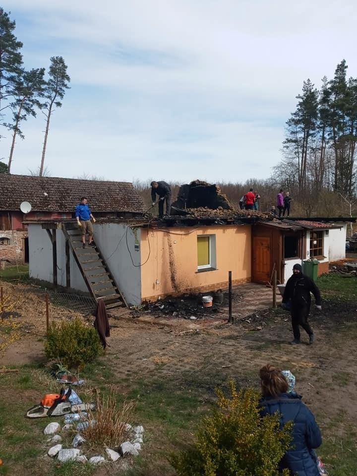 Mieszkańcy Redęcina w sobotę sprzątali pogorzelisko wypalonego domu