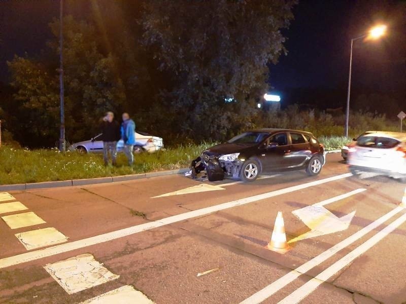 Nowy Sącz. Cztery samochody zderzyły się na skrzyżowaniu ul. Barskiej z Witosa. Jeden z nich przewoził łódź [ZDJĘCIA]