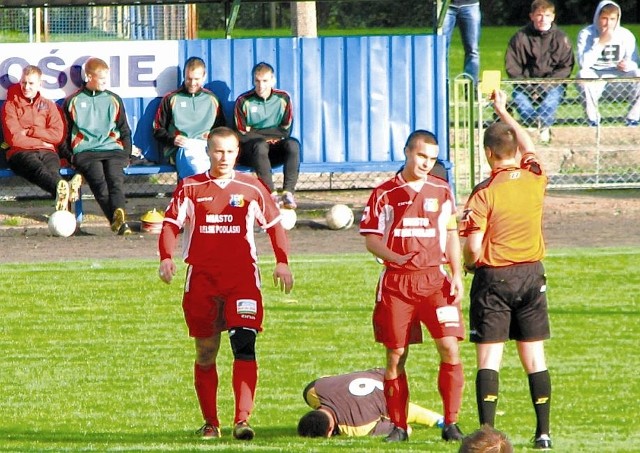 Nasz niedzielny mecz z Wissą Szczuczyn był dla obu zespołów ciężki - pełen walki, a momentami nawet brutalny - mówił trener Tura Grzegorz Pieczywek (na zdjęciu z lewej, obok Artura Kiszki, który ogląda żółtą kartkę w ręku sędziego Marka Bilmina). W niedzielnej grze trener Pieczywek poprowadził swoich piłkarzy do boju zajmując miejsce wśród nich, na środku pomocy.