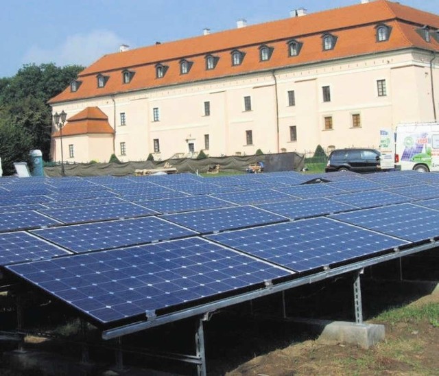 Przy zamku panele zajmują obszar o powierzchni 900 m kw.