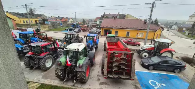 Protest rolników w Wodzisławiu. Maszyny rolnicze zajęły miejsca parkingowe przed urzędem gminy.