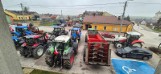 Protest rolników w Wodzisławiu. Maszyny rolnicze zajęły wszystkie miejsca parkingowe przed urzędem gminy