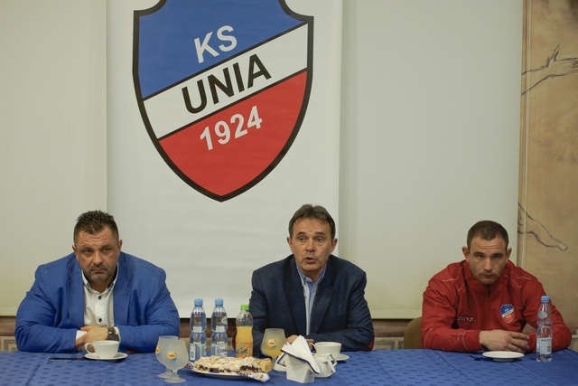 Od lewej: Dariusz Nytko - dyrektor sportowy i rzecznik prasowy Unii/Drobex Solec Kujawski, Bogdan Kiedroński - prezes klubu oraz Robert Bednarek - grający trener