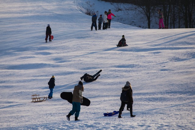 Rusza kolejny sezon narciarki, w którego czasie zagraniczne stoki znowu zapełnią się turystami z Polski. Nawet kilkudniowy wyjazd w góry niesie jednak ze sobą ryzyko wypadków i kontuzji. Szczególnie narażeni są ci, którzy po dłuższej przerwie lub nieprzygotowani wychodzą na stok albo dopiero zaczynają uczyć się jazdy na nartach, czy snowboardzie.