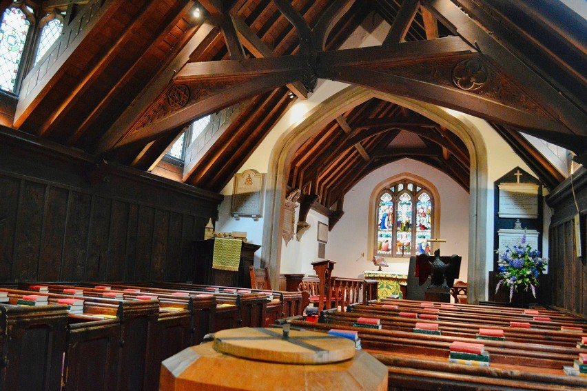 Kościół Greensted przeszedł wiele zmian i renowacji na...