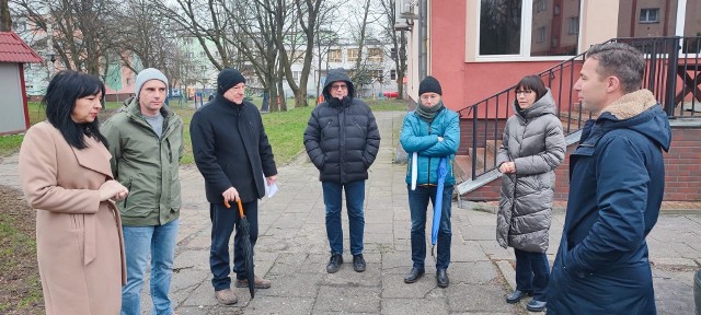 [cyt]- Obecnie trwają konsultacje dotyczące możliwości poszerzenia zakresu zadania o modernizację oświetlenia ulicznego oraz budowę ścieżki rowerowej — informuje p.o. rzecznika prasowego urzędu miasta w Krośnie Odrzańskim, Anna Januszkiewicz. - Ostateczne decyzje w tej kwestii jednak nie zapadły[/cyt]