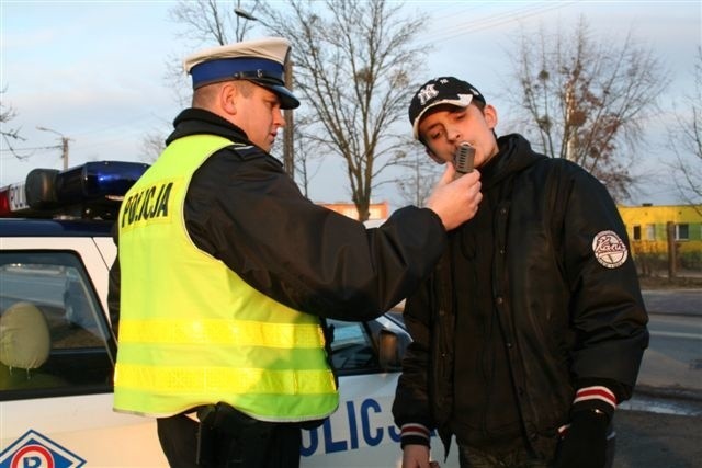 Młody kierowca z Makowa pierwszy raz w życiu dmuchał w alkomat. Był trzeźwy, jak 172 innych skontrolowanych kierowców.