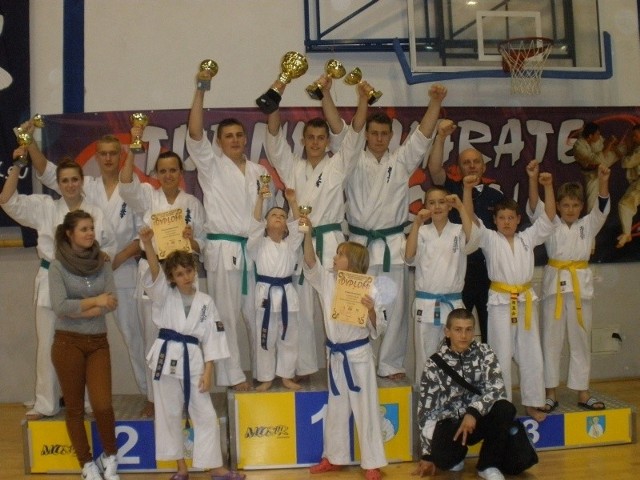 Zawodnicy OKKK z trofeami na podium turnieju w Ciechanowie.