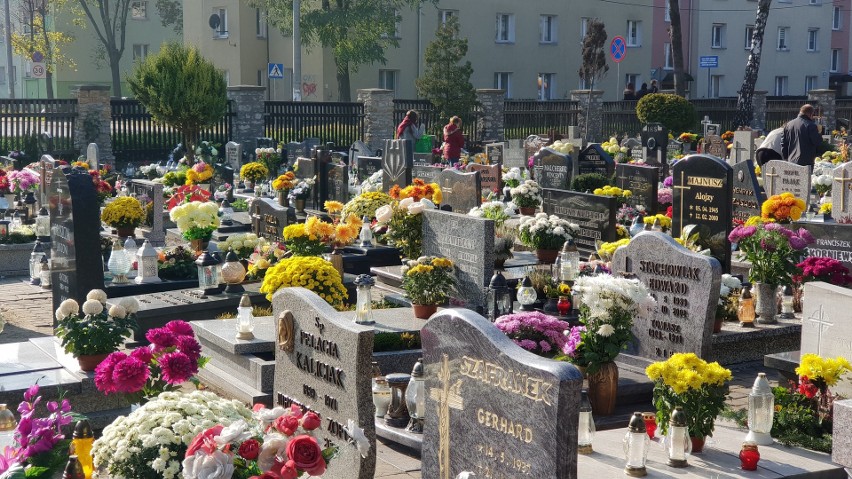 Wszystkich Świętych. Mieszkańcy Strzelec Opolskich odwiedzają groby bliskich