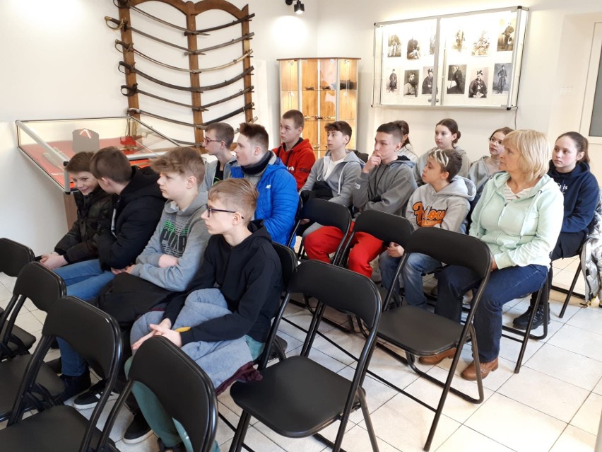 Uczniowie z klas VII i VIII Szkoły Podstawowej w Brodach mieli lekcję historii w Izbie Tradycji i Dziedzictwa Narodowego