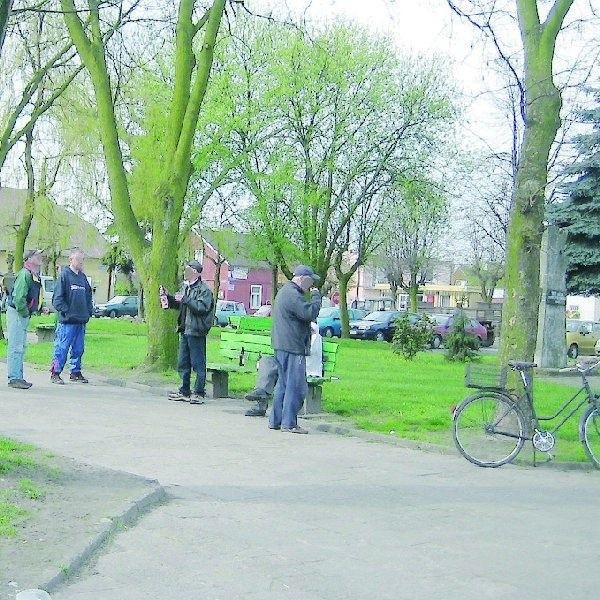 Dobrzyń nad Wisłą, skwer w centrum  miasta. W dzień targowy (i nie tylko) nie  brakuje tu miłośników mocniejszych  trunków. Ale to przecież obrazek, niestety,  typowy nie tylko dla Dobrzynia...