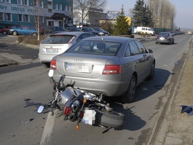 Jak informuje słupska policja, do kolizji motoru i samochodu osobowego doszło ok. godz. 14, na ulicy Leszczyńskiego.