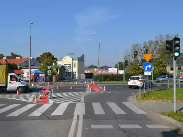 We wtorek pasy dla rowerzystów na skrzyżowaniu Wałowej, Limanowskiego i Staromiejskiej zostały pomalowane na czerwono.