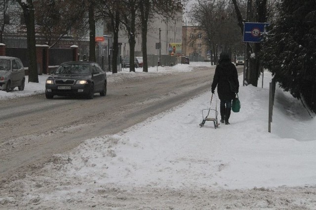 Kierowcy skarżą się na śnieg zalegający na ulicy Częstochowskiej w Kielcach.