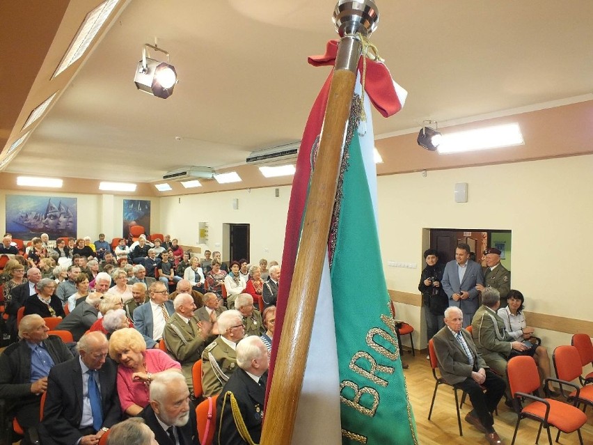 Wieczornica Ligi Obrony Kraju w Starachowicach, na rocznicę odzyskania niepodległości. Wręczono medale 