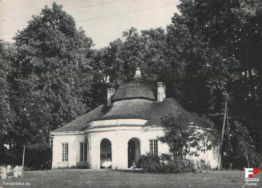 Pawilon wschodni pod zamkiem w Kurozwękach lata 50.