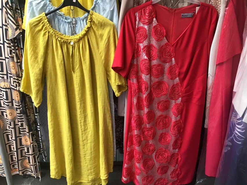 Mnóstwo letnich ubrań: sukienek, spódnic, spodenek na Placu Balcerowicza w Rzeszowie [ZDJĘCIA]