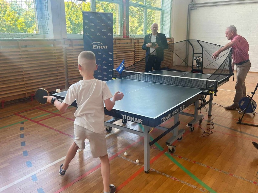 Nowoczesny robot wspomagający naukę tenisa stołowego trafił do klubu Czarni Połaniec. Dla dzieci "będzie jak drugi trener"