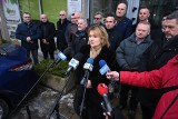 Świętokrzyscy politycy i samorządowcy z Prawa i Sprawiedliwości o podwyżkach dla nauczycieli przed siedzibą Platformy Obywatelskiej